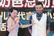 小S撈金秀展傲人曲線 摸胸調(diào)戲外籍型男滿臉陶醉