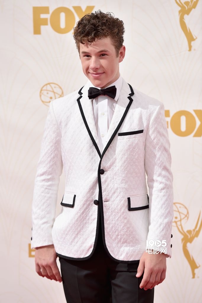 《摩登家庭》童星诺兰·古德亮相 白西装显帅气_影节红毯_图集_电影网