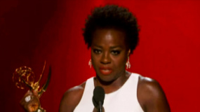 维奥拉·戴维斯获视后中文版 艾德里安上台颁奖