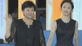 胡玫导演携爱新觉罗启星亮相 双姝酷黑不失女人味