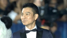 刘德华亮相红毯引尖叫 魅力难挡遭大熊猫“熊抱”