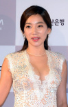 《独自》主创亮相红毯 女演员白花长裙露半球