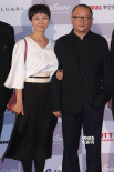 导演王小帅携妻子出席 二人携手亮相红毯秀恩爱