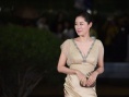 文素麗著金色長裙亮相 微笑揮手示意顯大氣優(yōu)雅