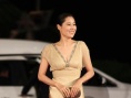 文素麗著金色長裙亮相 微笑揮手示意顯大氣優(yōu)雅