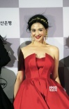 《判我有罪》亮相釜山 李昕芸金冠红裙走红毯