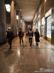 周杰伦携昆凌意大利逛街 女方产后身材恢复苗条
