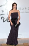 河智苑出席韩国电影回顾之夜 抹胸裙秀傲人上围
