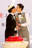 昔日快男金朴俊与同性男友举办婚礼 当众拥吻