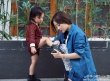 李小璐晒亲子合影蹲地为女儿穿鞋 甜馨表情高冷