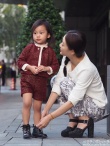 李小璐曬親子合影蹲地為女兒穿鞋 甜馨表情高冷