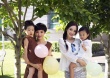 李小璐晒亲子合影蹲地为女儿穿鞋 甜馨表情高冷