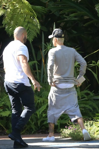 要数国外掉裤子第一把好手,比伯称第二,没人敢称第一.