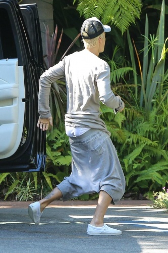 要数国外掉裤子第一把好手,比伯称第二,没人敢称第一.