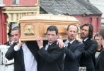 金·凯瑞沉痛出席女友葬礼 亲自扶灵柩表情痛苦