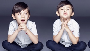 刘烨儿子诺一迎5岁生日 穿白衬衫拍写真帅气十足