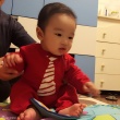 爱戴首晒儿子可爱大头照 母子合影显童趣十足