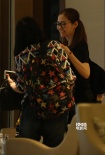 张靓颖被求婚后素颜亮相机场 与男友冯柯亲密热聊
