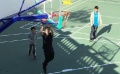 65歲張藝謀陪兩子打球曬幸福 躍起投籃身手矯健