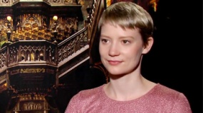 《猩紅山峰》訪談特輯 米婭感嘆道具場景逼真魔幻