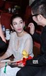 黄奕穿透视美裙秀乳沟 休息室与人热聊性感惹眼