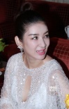 黄奕穿透视美裙秀乳沟 休息室与人热聊性感惹眼