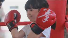 夏天一改公主形象變身拳擊少女 鄒市明親身指導(dǎo)