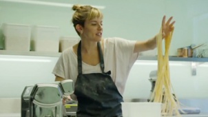 《燃情主厨》精彩片段 西耶娜娴熟做面库珀游说