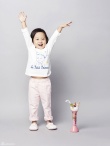 综艺一姐甜馨登封面 变软妹子眼神逗萌笑容甜