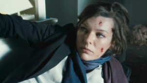 《幸存者》精彩片段 布鲁斯南炸毁咖啡馆米拉负伤