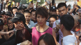 蔡少芬武汉捞金遭熊抱受惊 场面失控提前离场