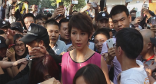 蔡少芬武汉捞金遭熊抱受惊 场面失控提前离场