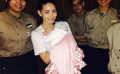 昆凌怀抱女儿出镜 衣服粉红色被调侃:杰伦买的