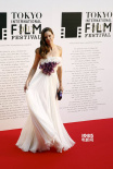 希拉里·斯万克亮相东京影节 低胸长裙大秀香肩