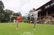 胡靜豪宅外景曝光似世外桃源 與兒子草坪玩格斗