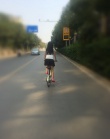 謝娜穿短裙騎車“上班” 網(wǎng)友：不怕走光嗎？