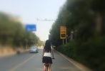 谢娜穿短裙骑车“上班” 网友：不怕走光吗？