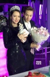 戚薇过生日与李承铉现场热吻 戴皇冠变美艳女王