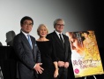 《金衣女人》首映 海倫·米倫遭觀眾圍攻討簽名