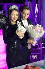 戚薇庆生与老公热吻 戴皇冠变美艳女王