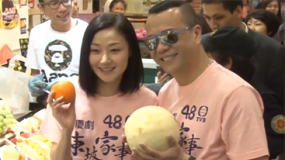 欧阳震华万绮雯为新剧逛市场 称收视率好就裸泳