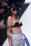 中國國際時(shí)裝周:張亮柳巖亮相汪峰前妻爆乳走秀