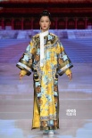 中國國際時(shí)裝周:張亮柳巖亮相汪峰前妻爆乳走秀