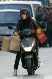 《采購專員》片場(chǎng)照 “暮光女”著機(jī)車皮衣現(xiàn)身