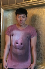 李晨穿可爱猪T恤晒照调侃陈赫 戴蝙蝠侠头套卖萌