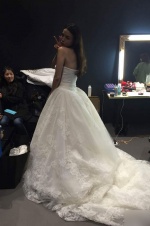 舒淇穿婚纱 性感裸背嘟嘴卖萌遭催婚