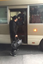 黄晓明搀扶老人下车超贴心 为粉丝签名无架子