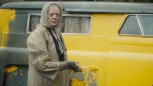 《货车里的女人》美版预告片 玛吉涂装黄色面包车