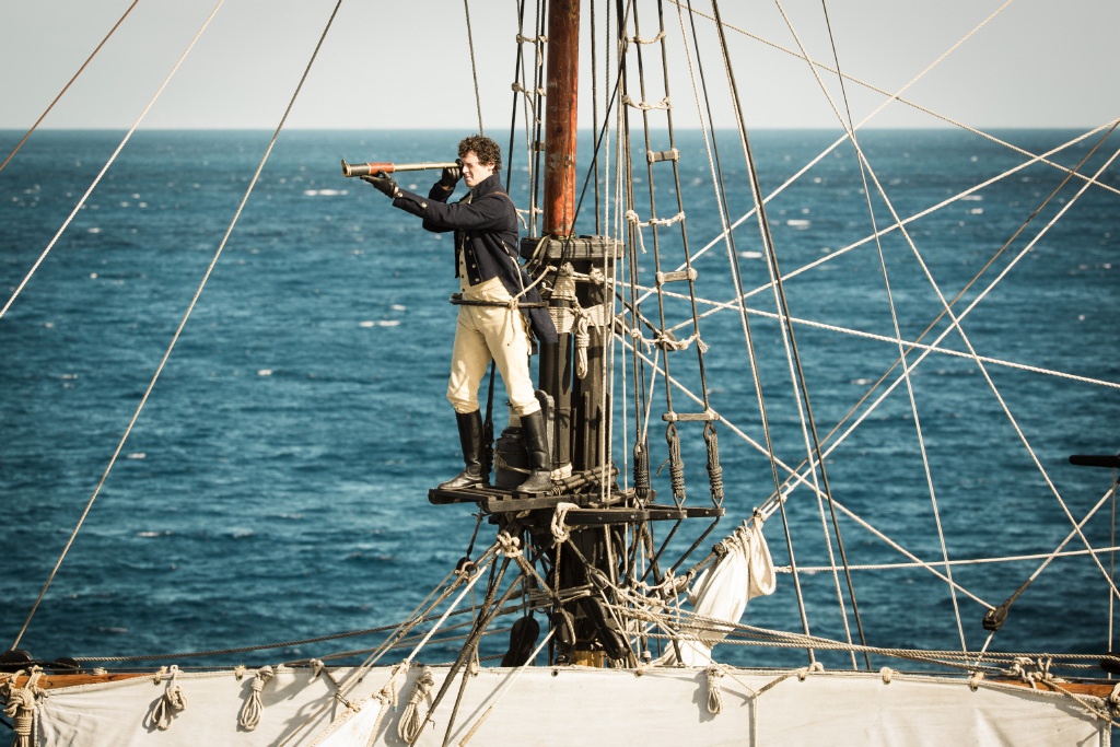 电影《海洋深处》的故事发生1819年,埃塞克斯捕鲸船遇到一只巨大