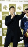 张歆艺胡军助阵戏剧学院奖 孙红雷汤唯红毯搞怪